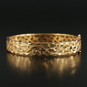 🚫SOLD🚫22K Gold Foliate Pattern Hinged Bangle